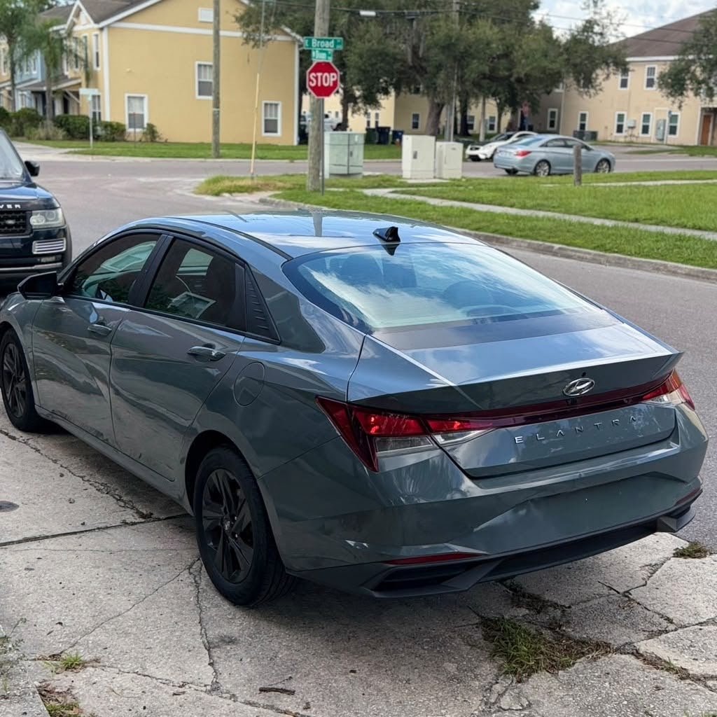 Hyundai Elantra 2021 - vista 3