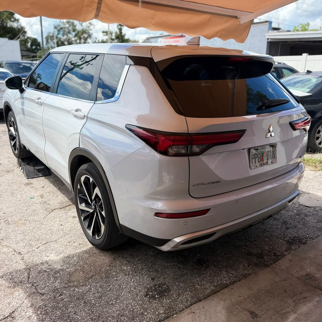 Mitsubishi Outlander 2022 - vista 3